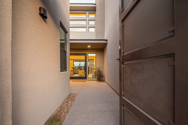 Building Photo - Luxury Home located in The Ridges of Summe...