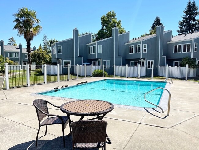 Building Photo - Updated 2 Bedroom Condo in Rohnert Park w/...