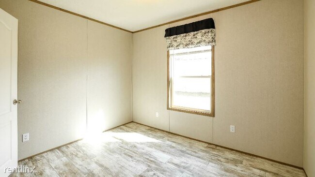Building Photo - 3 br, 2 bath Mobile Home - 136 Sycamore Loop
