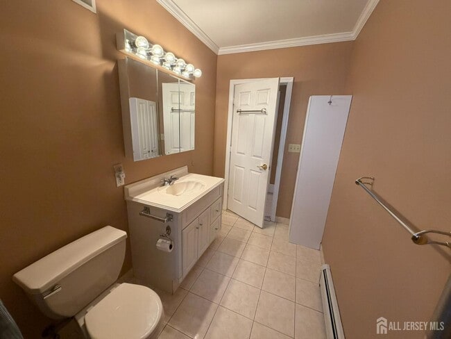 Building Photo - 628 Grove Ave