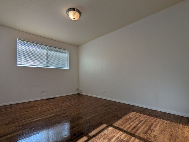 Building Photo - Charming 3 bed/1 bath with large yard and great patio space!