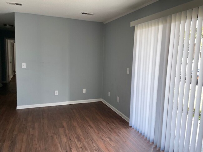 Building Photo - Walkable Downtown Lexington Condo | First-Floor 2BR in Shadow Moss