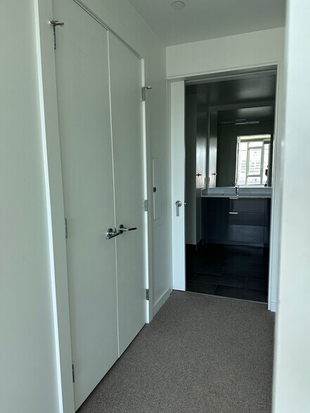 Building Photo - 1000 3rd St