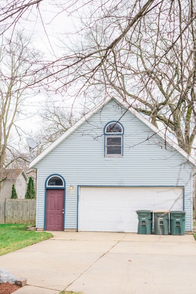 Building Photo - 3 bed 1.5 bath Downtown Valparaiso Home