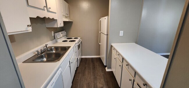 Building Photo - 906 NW Candlewood Dr