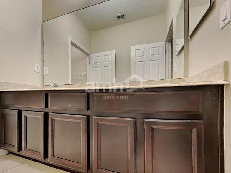 Building Photo - 743 Sunny Stroll Dr