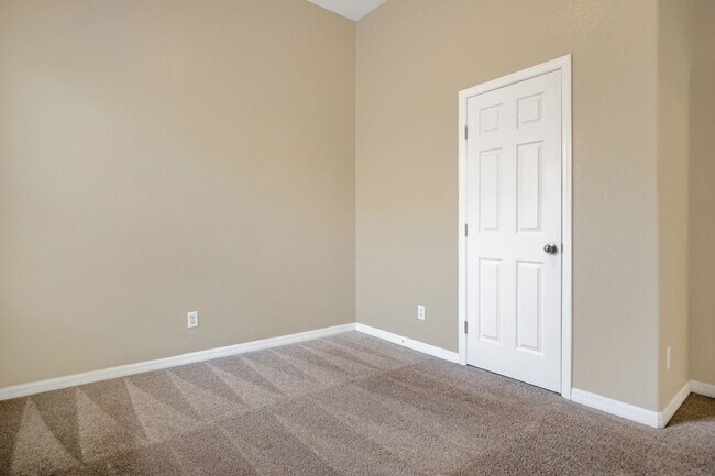 Building Photo - Move-In Ready Home with Open Layout and Op...