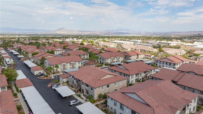 Building Photo - 2305 W Horizon Ridge Pkwy