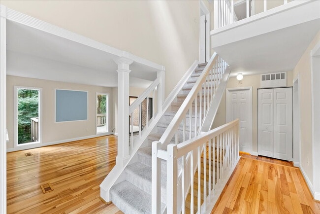 Building Photo - "Luxurious Reston Retreat: Spacious 2400 S...