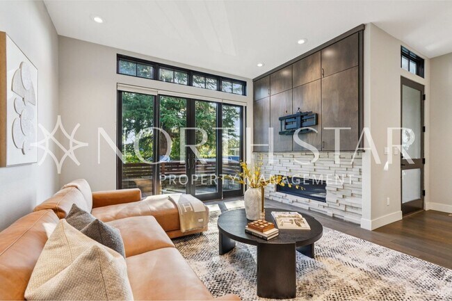 Building Photo - Luxury Living in the Heart of Lake Oswego: Stylish 3-Story Townhouse