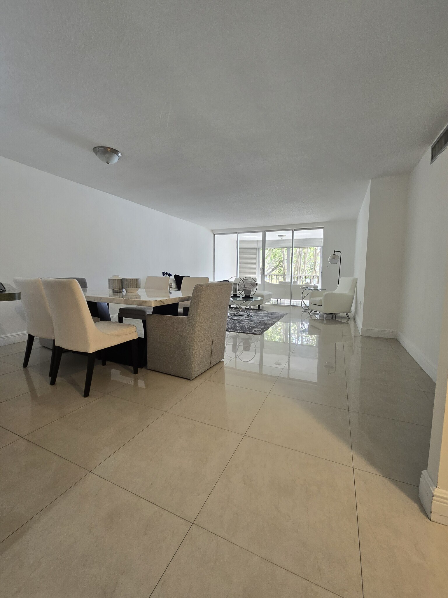 Building Photo - 1670 NE 191st St