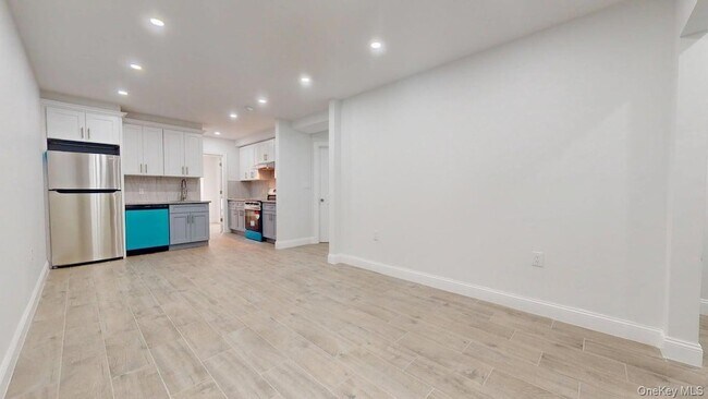 Building Photo - 72-17 66th Pl