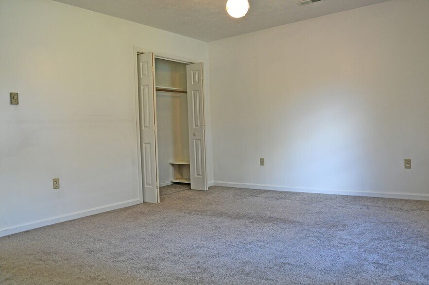 Building Photo - 218 Bluebird Dr