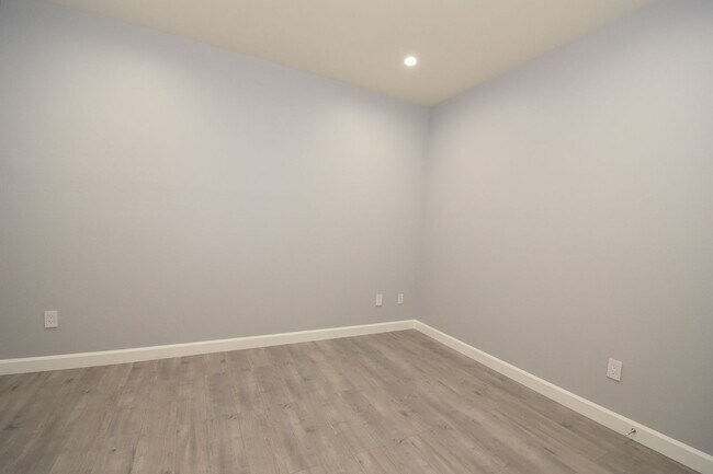 Building Photo - STUNNING AND MODERN 2 BED 2 BATH CONDO AT ...