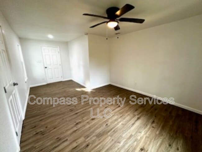 Building Photo - 300 N Oak Dr