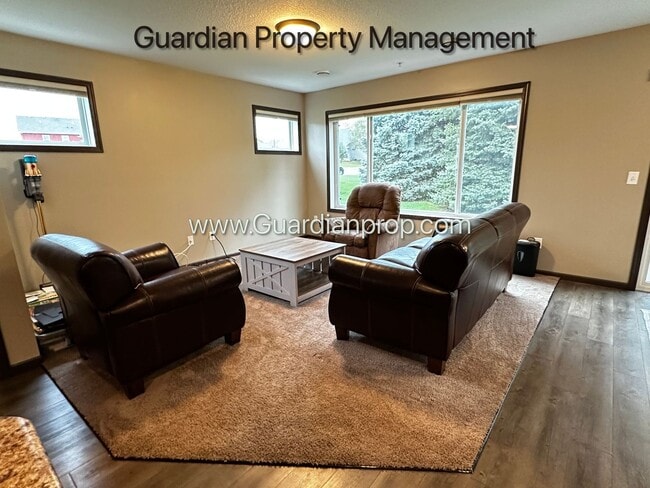 Building Photo - Lakeville Corner Unit, Walk out Patio, 2 C...
