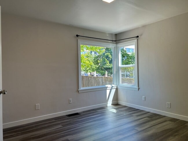 Building Photo - 4BR - West Seattle w/ 2 Kitchens. Landscaping Included!
