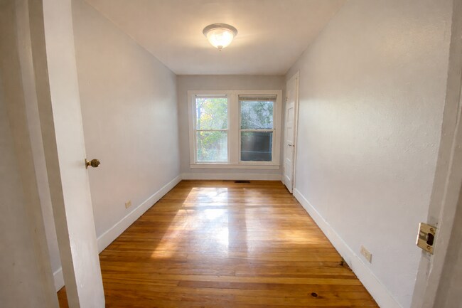 Building Photo - 832 S Bois D Arc Ave