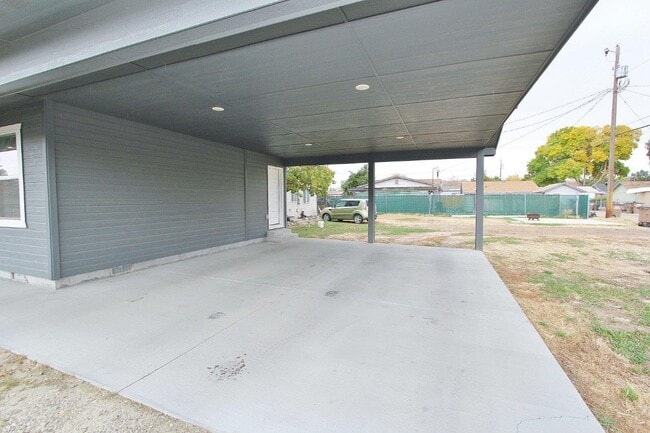 Building Photo - 402 Hazel Ave