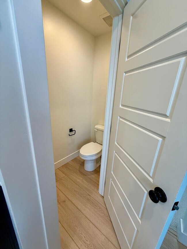 Building Photo - Welcome to this stunning newer home located in the vibrant city of Nampa, ID