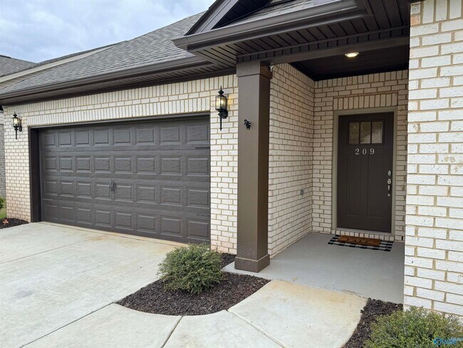 Building Photo - 209 Saddle St