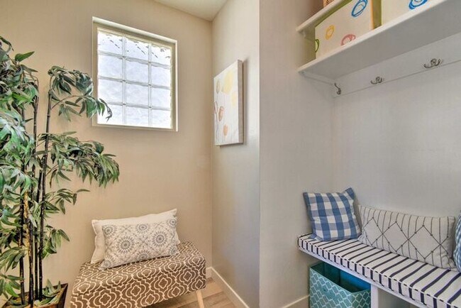 Building Photo - 4 Bed, 3 Bath, stunning home, located in t...