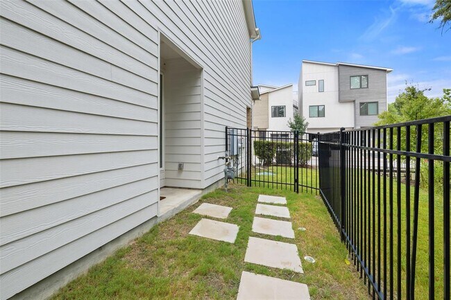 Building Photo - 5202 Pink Poppy Pass