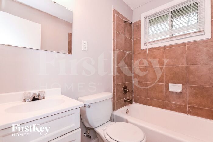 Building Photo - 6616 Oakview Dr N