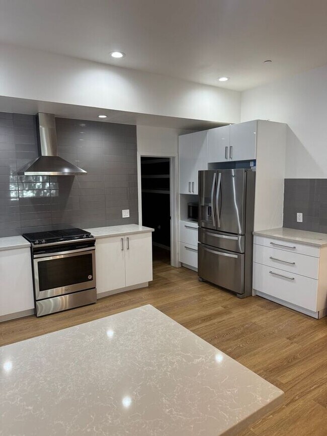 Building Photo - Stunning 4-bedroom, 3-bathroom home