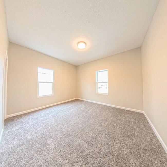 Building Photo - Updated 2-Bedroom Home in Marshalltown