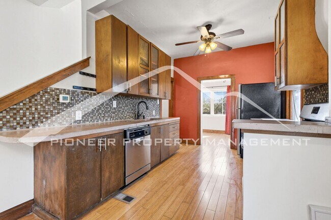 Building Photo - Beautiful Home with Fenced Yard and Washer/Dryer