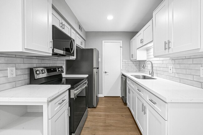 Building Photo - 7555 Katy Fwy