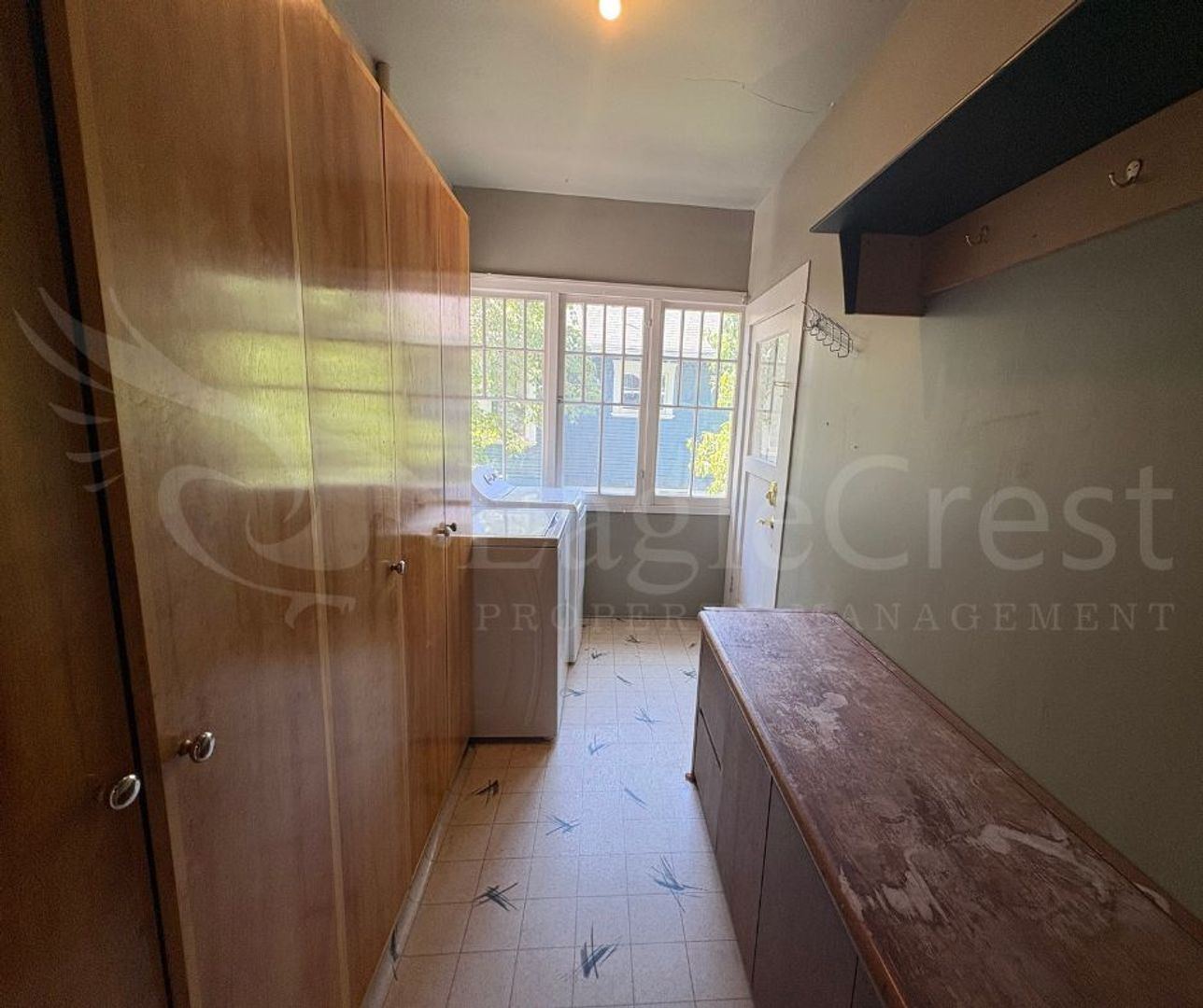 Building Photo - Large 8-Bedroom Home Across from Whitman College – Lawn Care Included