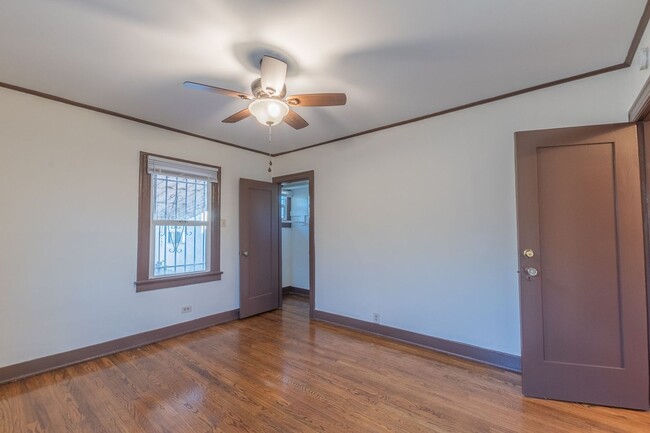 Building Photo - Beautiful 2 Bed +office, den garage, 1 Bath