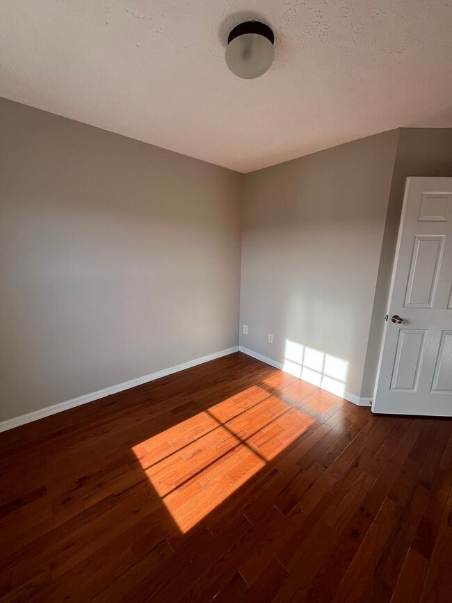 Building Photo - 3 Bedroom/ 2.5 Bath Townhome with 1 Car Garage, Laminate Floors, Minutes to Bellevue and Nashvill...