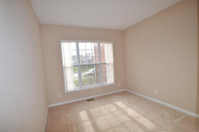 Building Photo - 2556 Diamond Lake Dr