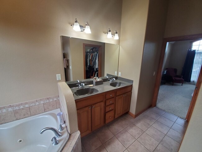 Building Photo - Menomonee Falls 4 bedroom