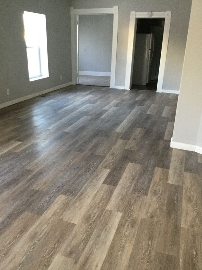 Building Photo - 2+ Bedroom home Near Downtown!