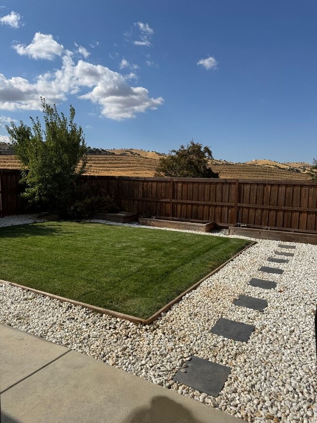 Building Photo - NOW AVAILABLE!! BEAUTIFUL HOME IN GATED CO...