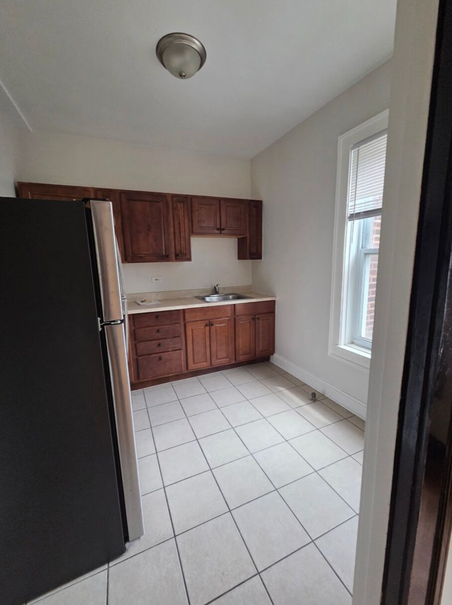 Building Photo - 5011 N Damen Ave