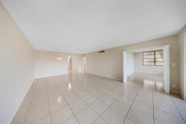 Building Photo - 2601 S Palm Aire Dr