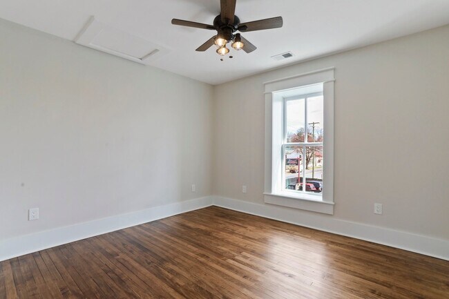 Building Photo - 302 N Mildred St