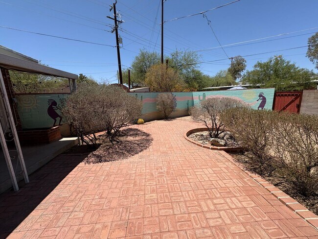 Building Photo - Eastside home with privacy on cul-de-sac