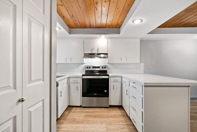 Building Photo - Now Leasing: Beautiful Rustic-Style Apartm...