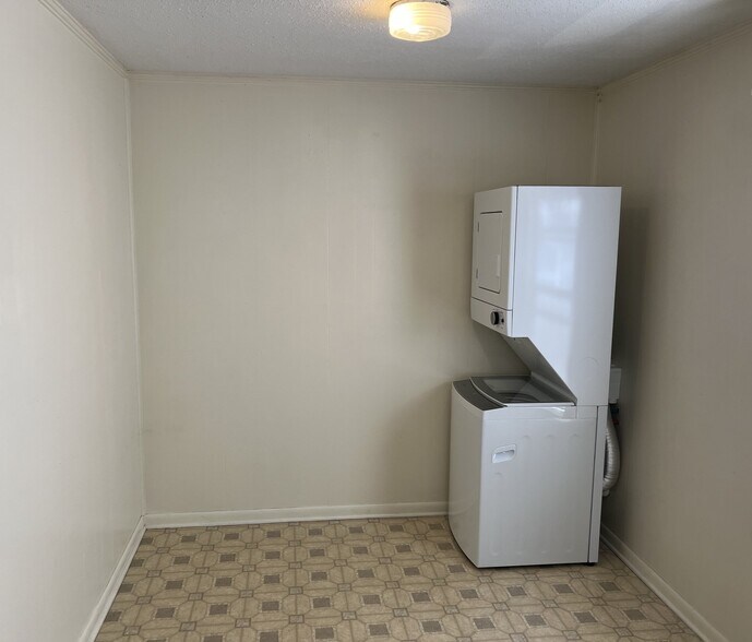 Building Photo - 216 Wedgewood St