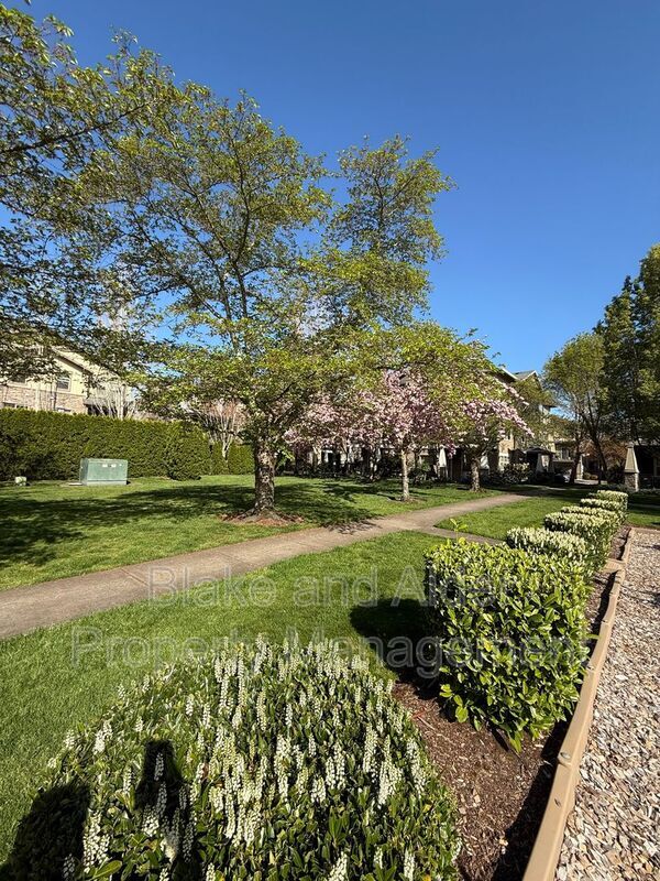 Building Photo - 8758 NE Delamere Way