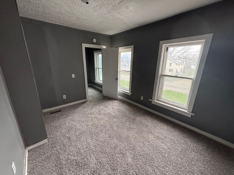 Building Photo - 621 1/2 East Adams Street, Right side