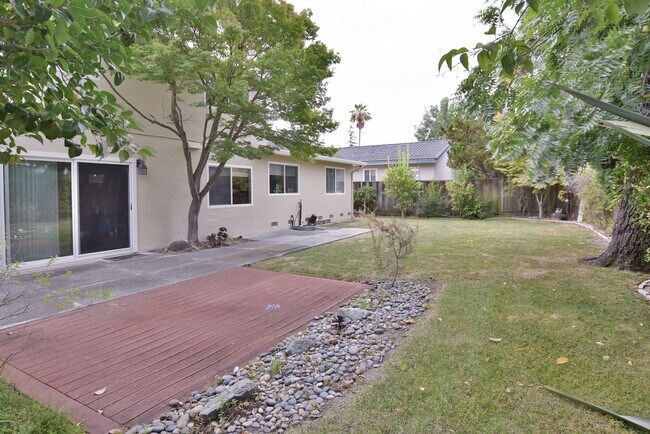 Building Photo - Beautiful 3 Bedroom + Office 2.5 Bath Home...