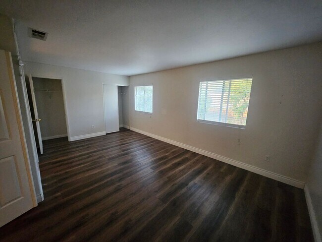Building Photo - Spacious South Corona Home!