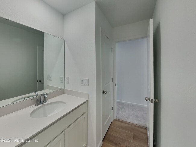 Building Photo - 626 Holly Lks Dr